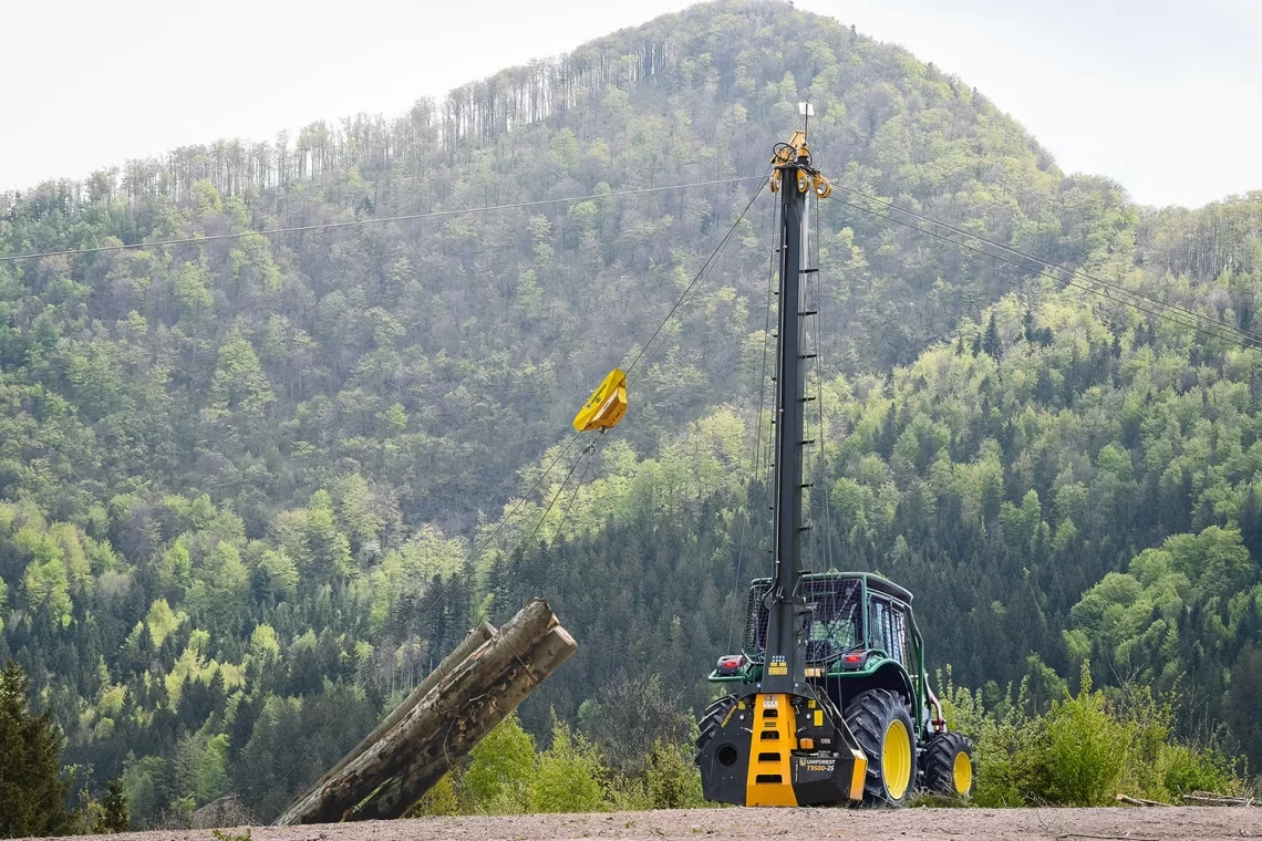 Un esbosco efficiente e sostenibile con la teleferica Uniforest Cobra T9500-25
