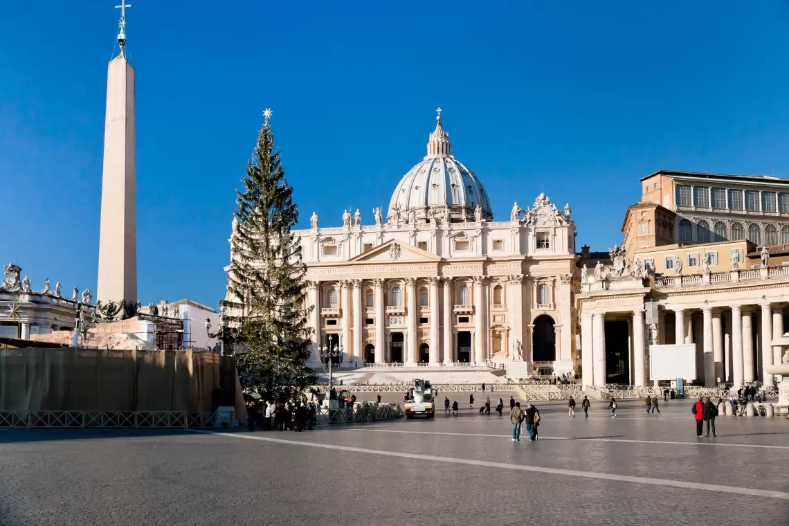 L’annuale scontro sul taglio dell’albero di Natale del Papa… e una proposta alternativa