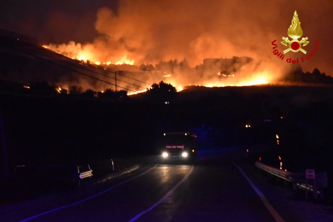 Vasti incendi in Sicilia e Calabria: la situazione a fine luglio