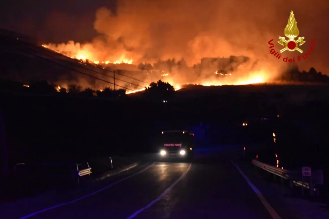 Vasti incendi in Sicilia e Calabria: la situazione a fine luglio