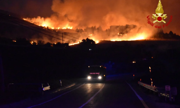 Vasti incendi in Sicilia e Calabria: la situazione a fine luglio