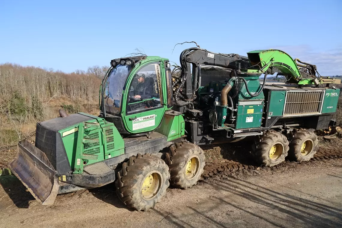 Cippatore montato su forwarder: dalla Francia l’accoppiata Axsel-John Deere